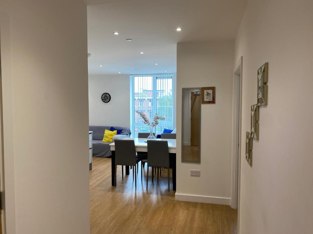 Berks Luxury Serviced Apartments , Free Parking, Free Gym And Free Wifi Bracknell Exterior photo